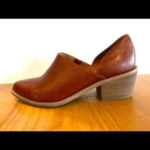 Rich reddish tan, short booties. Gorgeous color, stitching, and pointed toe.